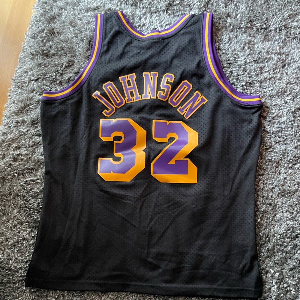 Men's Mitchell & Ness Magic Johnson Purple Los Angeles Lakers 1984/85. - Picture 7 of 8